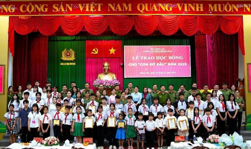 Công an tỉnh Đồng Nai tổ chức Lễ tuyên dương, khen thưởng con cán bộ, chiến sĩ học giỏi năm 2025.