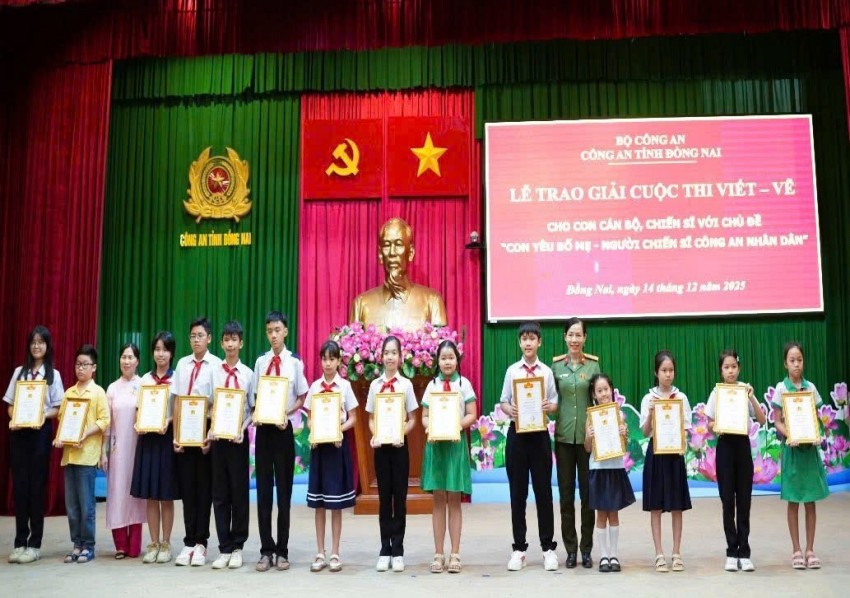 Công an tỉnh Đồng Nai tổ chức Lễ tuyên dương, khen thưởng con cán bộ, chiến sĩ học giỏi năm 2025