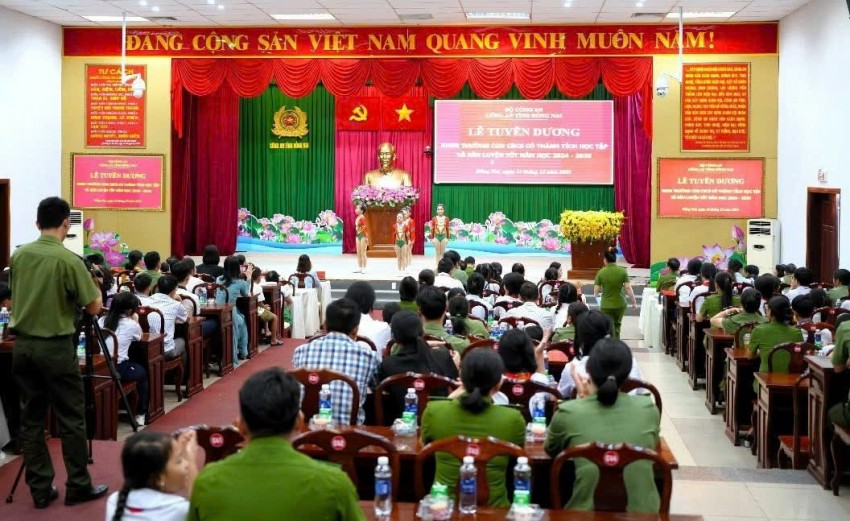 Công an tỉnh Đồng Nai tổ chức Lễ tuyên dương, khen thưởng con cán bộ, chiến sĩ học giỏi năm 2025