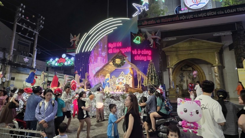Không khí vui chơi rộn ràng của người dân tại giáo xứ Tân Mai trong những ngày trước Noel.
