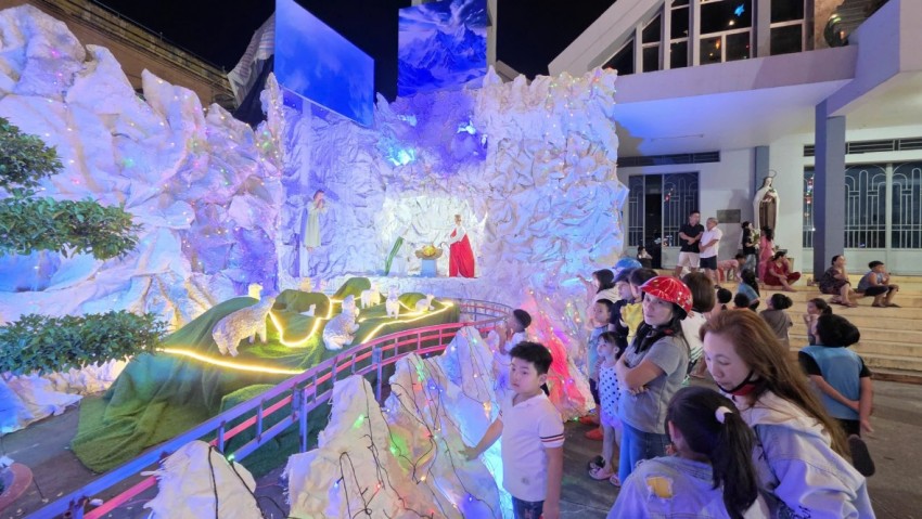 Giáo xứ Tây Hải thu hút đông đảo người dân và các bạn trẻ đến tham quan, ghi lại khoảnh khắc mùa Giáng sinh.