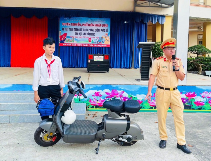 Phòng CSGT Công an tỉnh Đồng Nai tiếp tục duy trì các buổi tuyên truyền, liên tục đổi mới hình thức, phương pháp tuyên truyền nhằm nâng cao hiệu quả giáo dục pháp luật. Phòng CSGT Công an tỉnh Đồng Nai tiếp tục duy trì các buổi tuyên truyền, liên tục đổi mới hình thức, phương pháp tuyên truyền nhằm nâng cao hiệu quả giáo dục pháp luật.