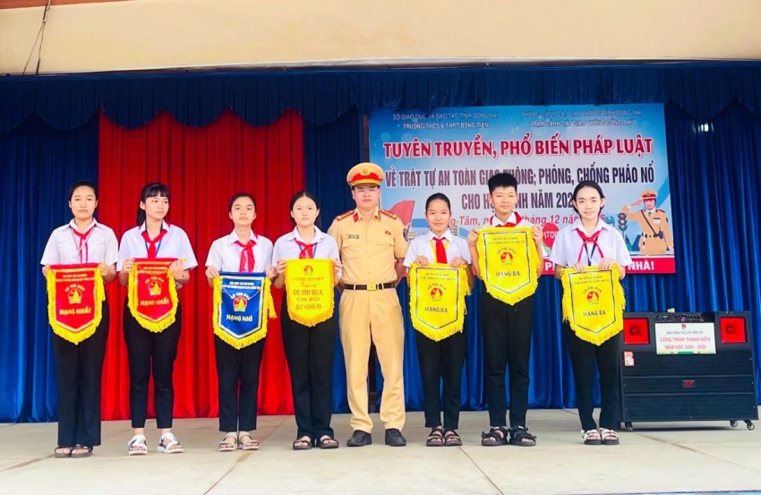 Công an Đồng Nai tuyên truyền pháp luật giao thông cho 1.350 học sinh, giáo viên Công an Đồng Nai tuyên truyền pháp luật giao thông cho 1.350 học sinh, giáo viên