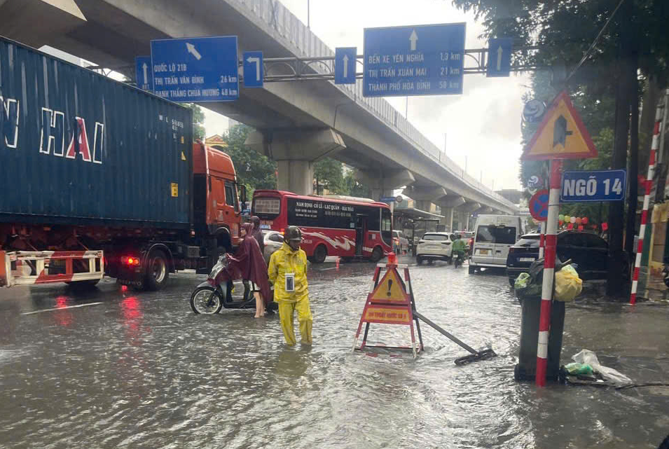 Phố Quang Trung - Hà Đông (cổng trường Nguyễn Huệ). 