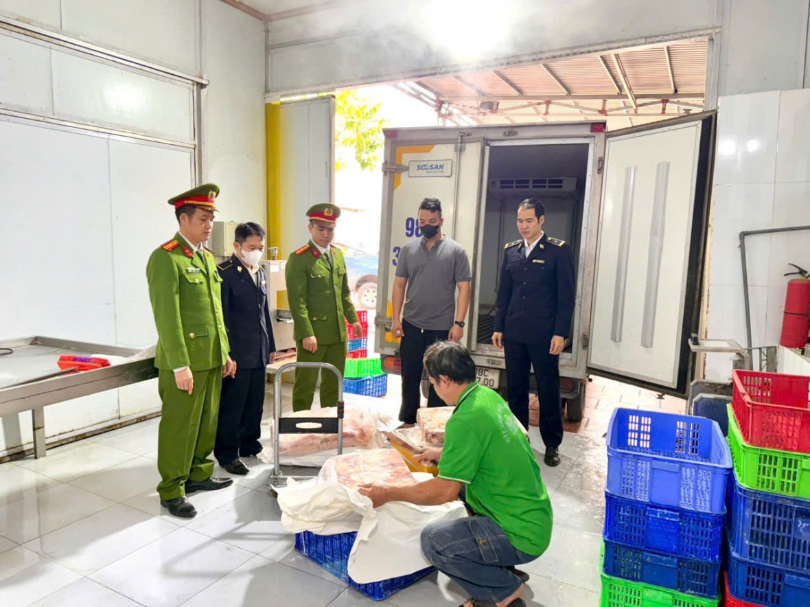 Phát hiện hơn 01 tấn sản phẩm động vật không rõ nguồn gốc tại Bắc Phát hiện hơn 01 tấn sản phẩm động vật không rõ nguồn gốc tại Bắc