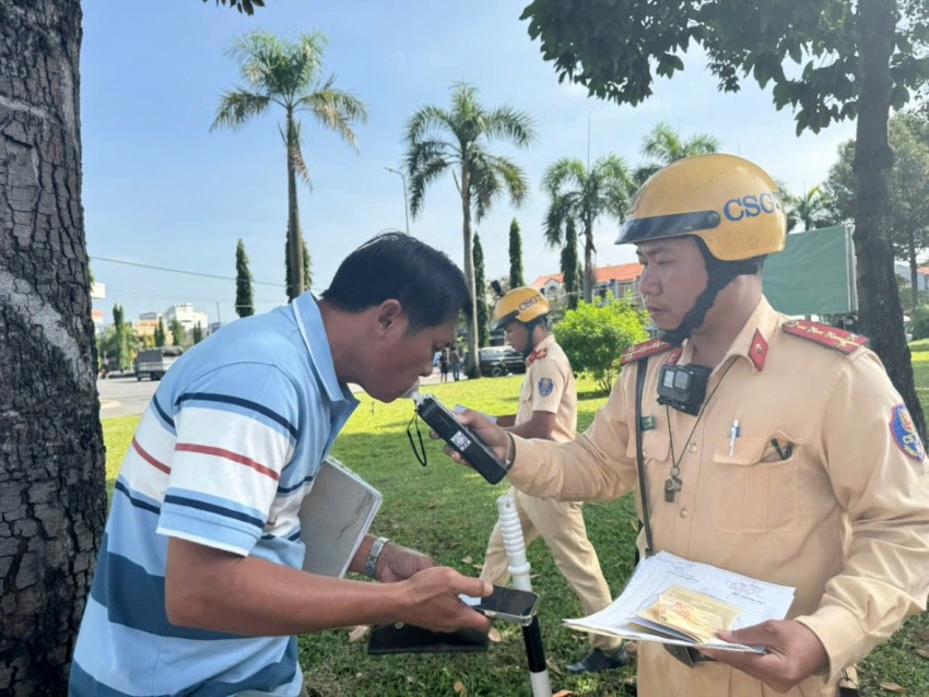 Triển khai kiểm tra nồng độ cồn, ma túy đối với tài xế xe khách trên quốc lộ 51