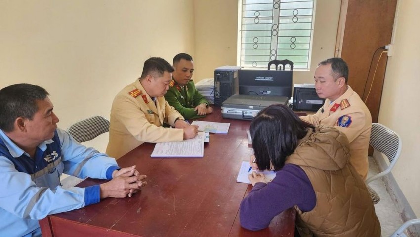 Xử phạt người phụ nữ điều khiển xe máy vào cao tốc Tuyên Quang- Phú Thọ Xử phạt người phụ nữ điều khiển xe máy vào cao tốc Tuyên Quang- Phú Thọ