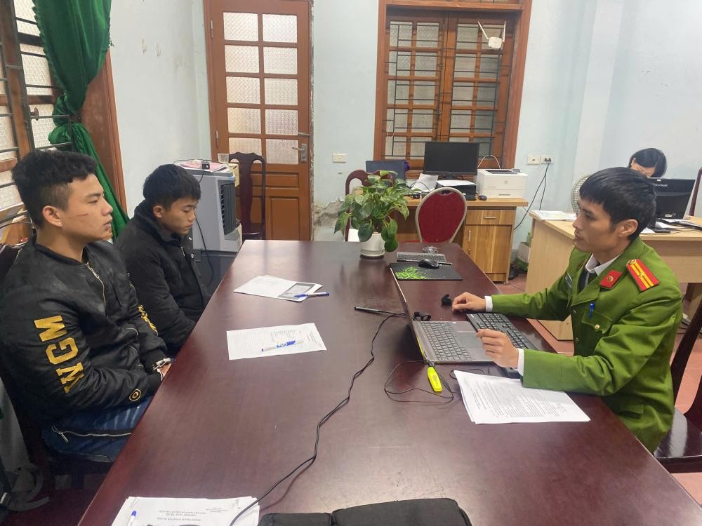 Mai Gia Huy và Nguyễn Hải Công bị Công an Xã Tiên Điền bắt giữ - Ảnh Công an Hà Tĩnh. Mai Gia Huy và Nguyễn Hải Công bị Công an Xã Tiên Điền bắt giữ - Ảnh Công an Hà Tĩnh.