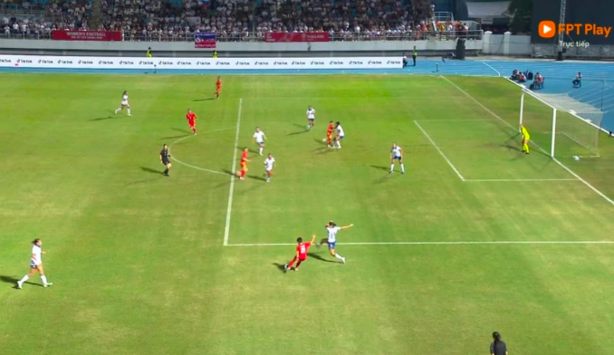 Tình huống trọng tài bắt lỗi việt vị với Bích Thùy (đang đứng ở trung tâm vòng cấm địa). Ảnh chụp màn hình thời điểm vạn sự chuyền bóng.