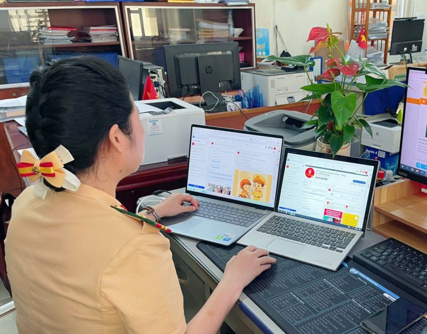 Cán bộ, chiến sĩ Phòng CSGT - Công an tỉnh Đồng Nai sử dụng, theo dõi, đăng tin bài lên trang Fanpage. Cán bộ, chiến sĩ Phòng CSGT - Công an tỉnh Đồng Nai sử dụng, theo dõi, đăng tin bài lên trang Fanpage.