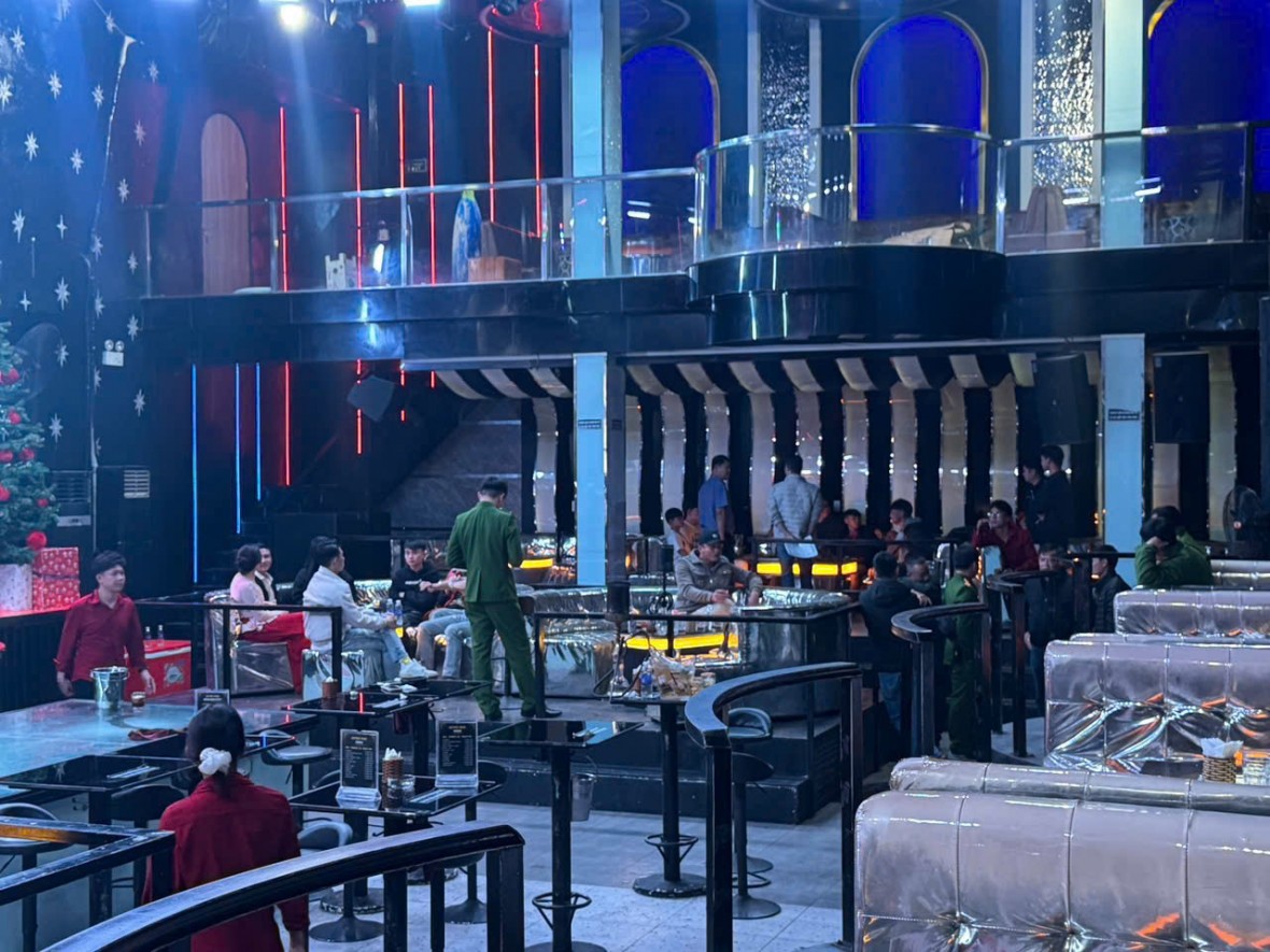 Đắk Lắk: Đột kích quán Bar, bắt quả tang 7 thanh thiếu niên tổ chức sử dụng chất ma túy Đắk Lắk: Đột kích quán Bar, bắt quả tang 7 thanh thiếu niên tổ chức sử dụng chất ma túy