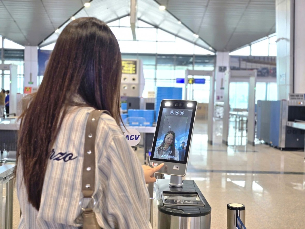 Hệ thống nhận diện sinh trắc học từ cổng check-in đến cửa an ninh.