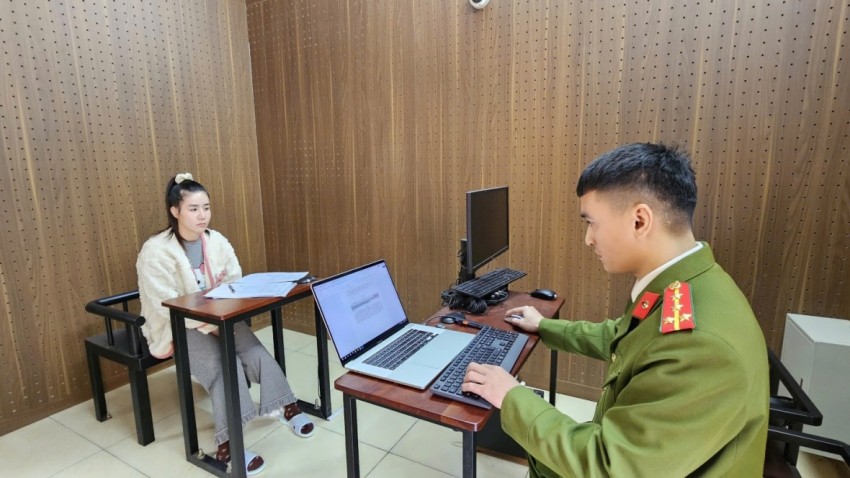 Đối tượng Nguyễn Thị Chín (biệt danh: Hoa) tại cơ quan Công an.