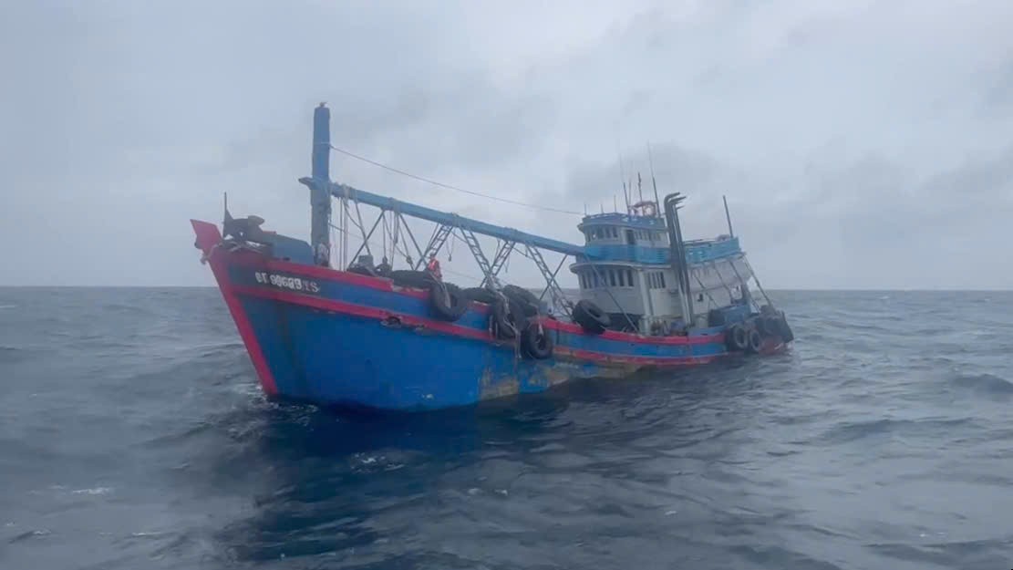 BTL Vùng Cảnh sát biển 4 bắt giữ tàu cá vận chuyển trái phép trên 200.000 lít dầu D.O BTL Vùng Cảnh sát biển 4 bắt giữ tàu cá vận chuyển trái phép trên 200.000 lít dầu D.O