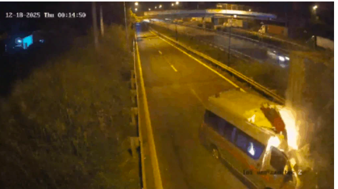 Hình ảnh camera ghi lại thời điểm xe cứu thương đâm vào đuôi ô tô đầu kéo (Ảnh: Cắt từ clip).