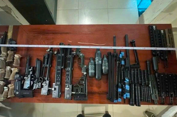 Số linh kiện lắp ráp súng bị thu giữ (Ảnh: Công an Quảng Trị).