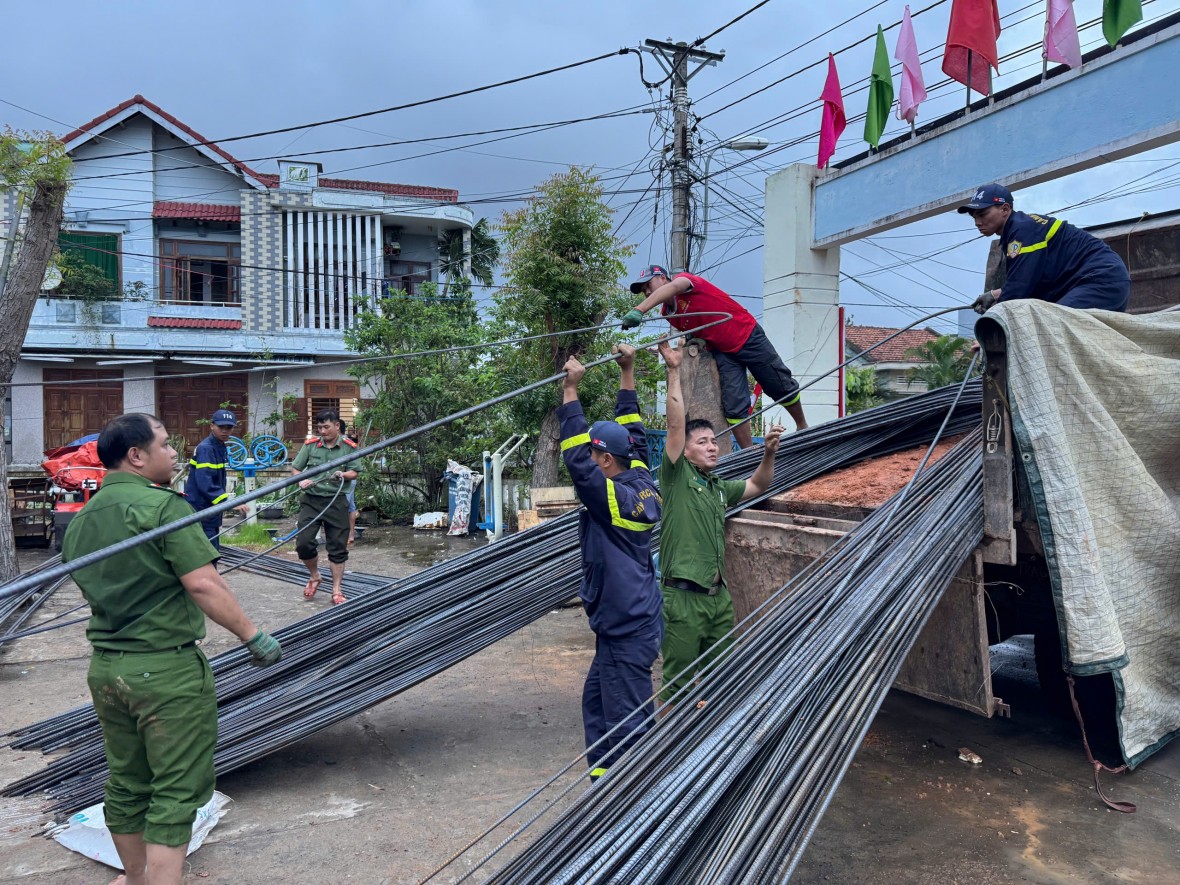 Công an Đắk Lắk dầm mình trong mưa xây nhà cho dân