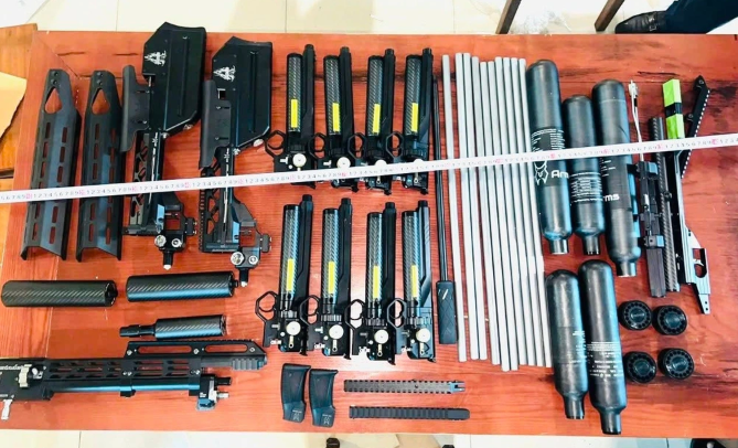 Bắt giữ xe khách vận chuyển trái phép 149 linh kiện súng quân dụng