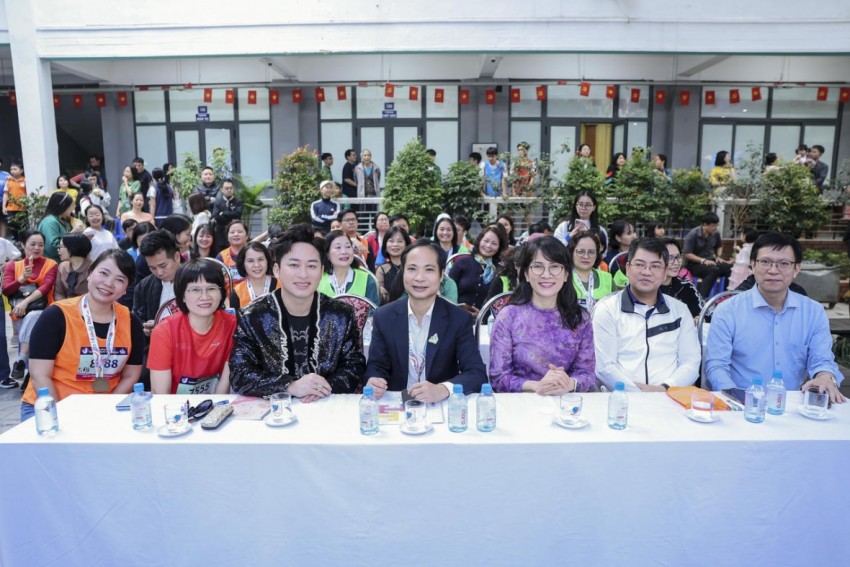 Ban Giám hiệu, các thế hệ thầy cô giáo, cha mẹ học sinh, khách mời tham dự Ngày hội (Ảnh Mạnh Nguyễn).