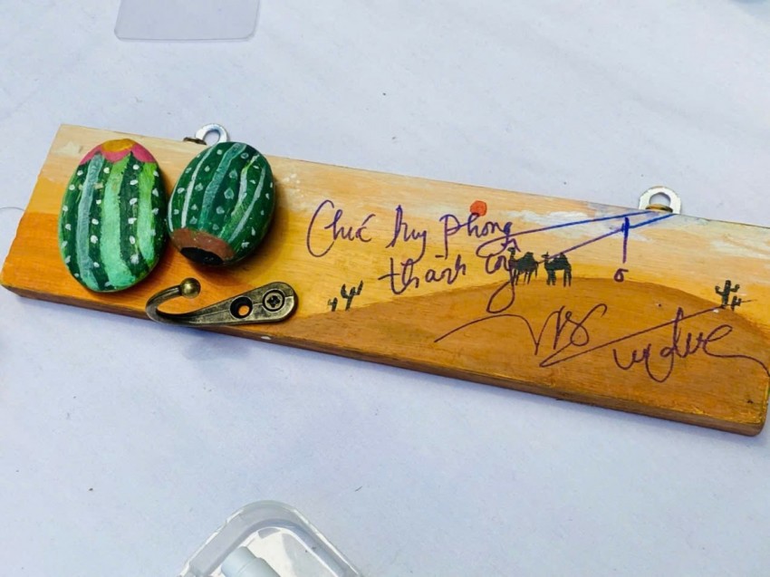 Sản phẩm của nhóm là những chiếc kệ để điện thoại, những mẩu gỗ chặn giấy, những chiếc móc áo, móc treo đồ... được tận dùng từ gỗ vụ.