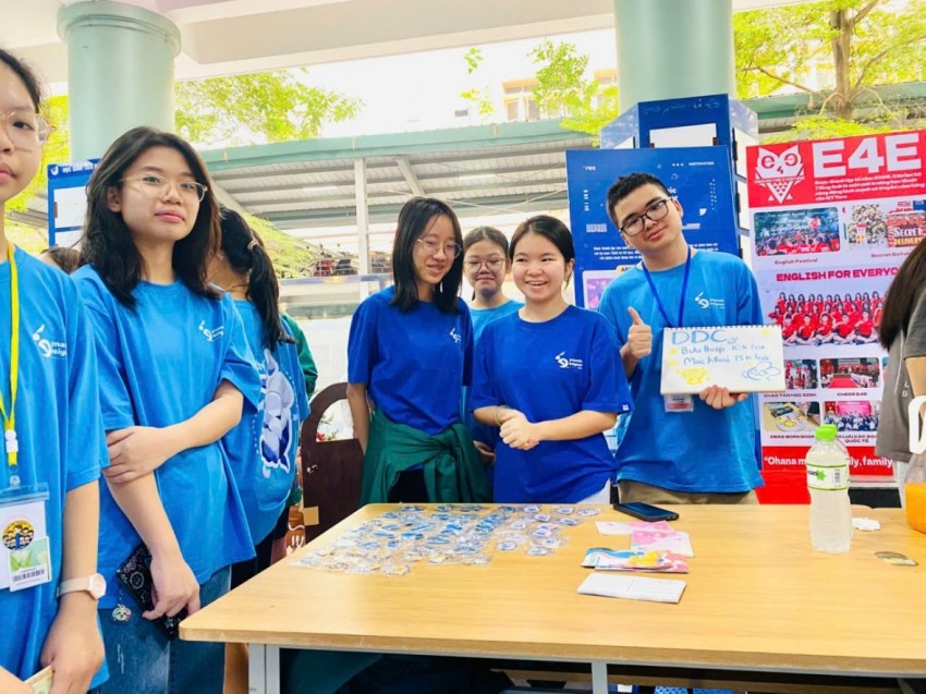 Gian hàng của các em học sinh.