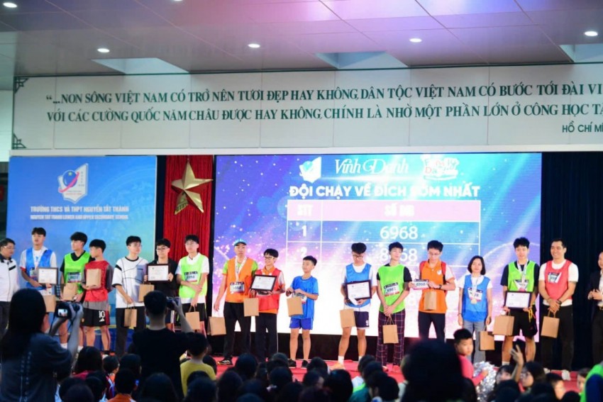 Sau 4 vòng chạy, giải thưởng của Ngày hội đã được trao cho 5 đội có thành tích cao nhất.