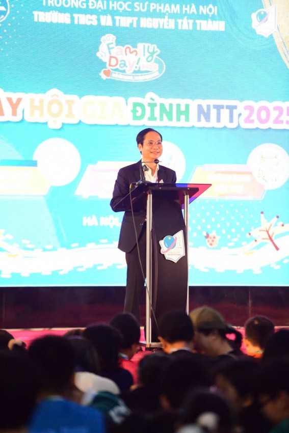 TS. Phạm Sỹ Cường đã nhấn mạnh triết lí giáo dục toàn diện mà nhà trường luôn kiên định theo đuổi. Ở Trường THCS và THPT Nguyễn Tất Thành, học sinh không chỉ được trang bị kiến thức, mà còn được bồi dưỡng nhân cách, ý chí và thể chất để sẵn sàng thích ứng