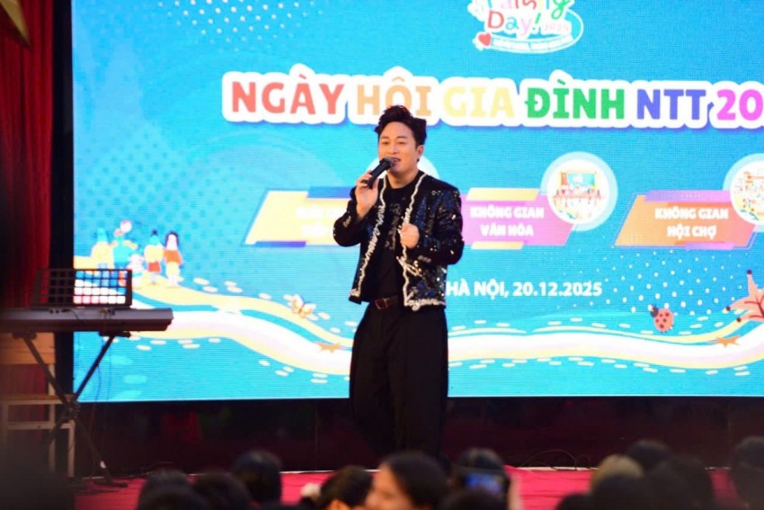 Ca sĩ Tùng Dương chia sẻ: Trong những ngày nay dù lịch trình công việc dày đặc. Tuy nhiên, vì những người chị thân yêu và Thầy hiệu trưởng đáng kính nên đã gác hết công việc để có mặt trong ngày hội gia đình Trường Nguyễn Tất Thành hôm nay. Bên cạnh đó, c