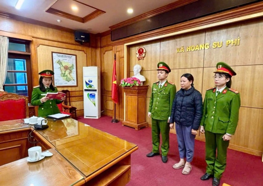 Thiếu trách nhiệm để “cát tặc” lộng hành, nữ cựu Phó Chủ tịch xã ở Tuyên Quang bị khởi tố