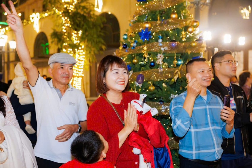 Không chỉ ở trung tâm, các trung tâm thương mại, quán cà phê, khu dân cư cũng đồng loạt “thay áo mới”. Những bản nhạc Giáng sinh quen thuộc vang lên khắp nơi, gợi cảm giác háo hức, mong chờ. Với nhiều người Hà Nội, Noel không chỉ là một ngày lễ mà còn là 