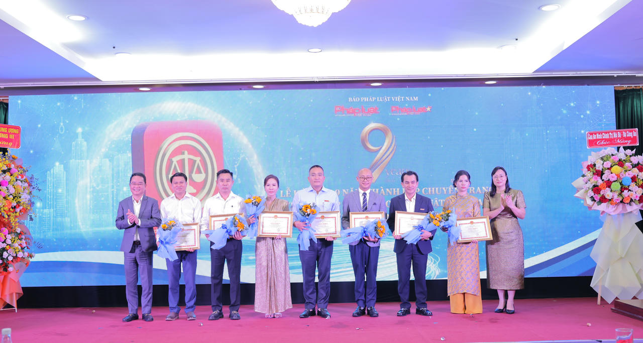 Tại buổi Lễ, c&aacute;c c&aacute; nh&acirc;n c&oacute; th&agrave;nh t&iacute;ch xuất sắc trong thực hiện nhiệm vụ đ&atilde; được Tổng Bi&ecirc;n tập B&aacute;o Ph&aacute;p luật Việt Nam - &ocirc;ng Vũ Ho&agrave;i Nam trao tặng Giấy khen.