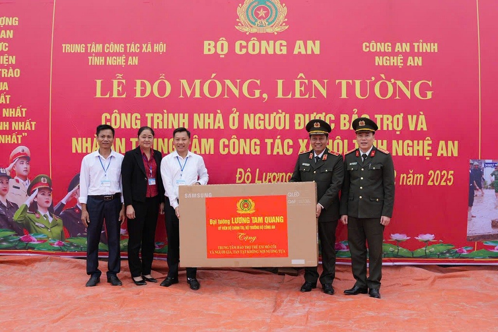 Trao quà của Đại tướng Lương Tam Quang, Bộ trưởng Bộ Công an tặng Trung tâm công tác xã hội tỉnh Nghệ An.