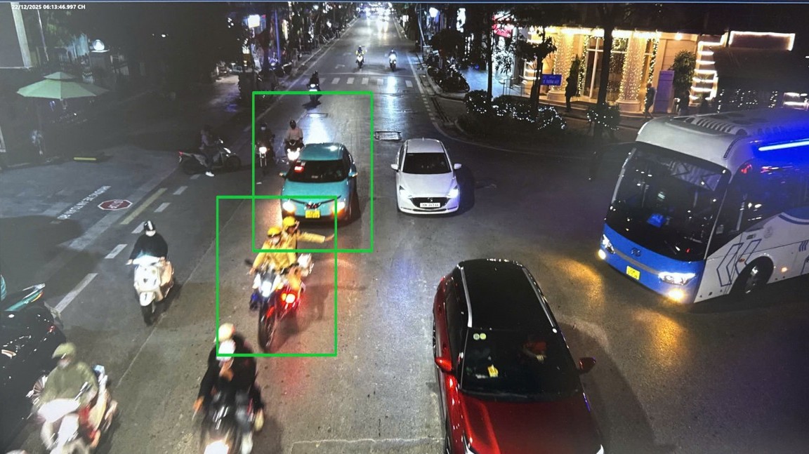 Cảnh sát giao thông mở đường đưa sản phụ đau ruột thừa cấp cứu kịp thời