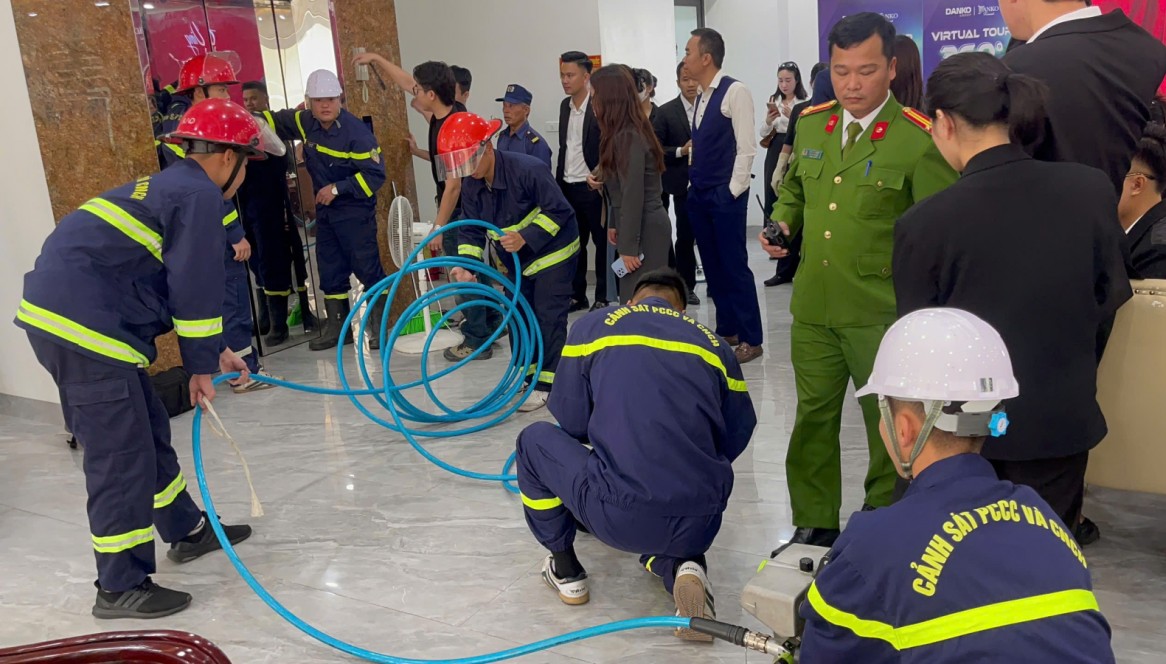 Kịp thời cứu hộ an toàn 21 người mắc kẹt trong thang máy