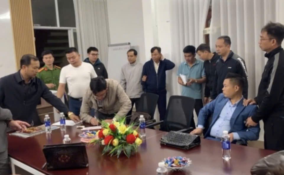 Khám xét nơi ở, nơi làm việc của các đối tượng trong vụ án lừa đảo tiền điện tử quy mô lớn