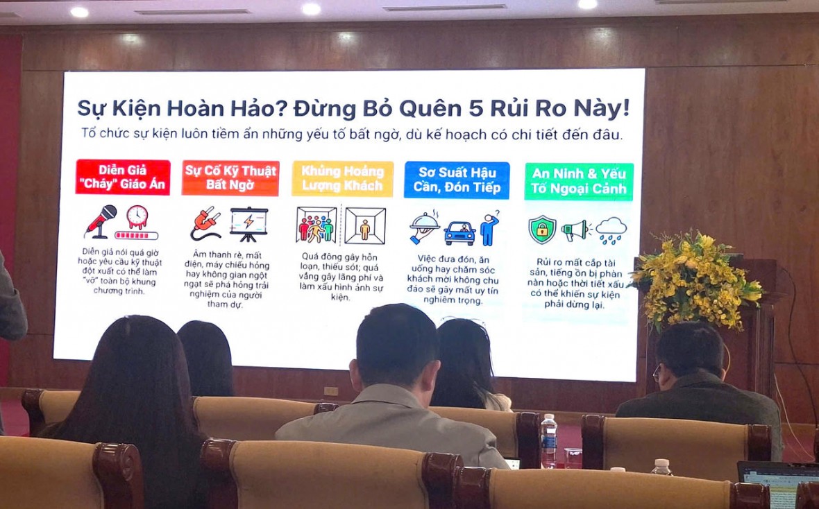 Các đại biểu được nghe chia sẻ về kỹ năng tổ chức các hoạt động, sự kiện hành chính. Các đại biểu được nghe chia sẻ về kỹ năng tổ chức các hoạt động, sự kiện hành chính.