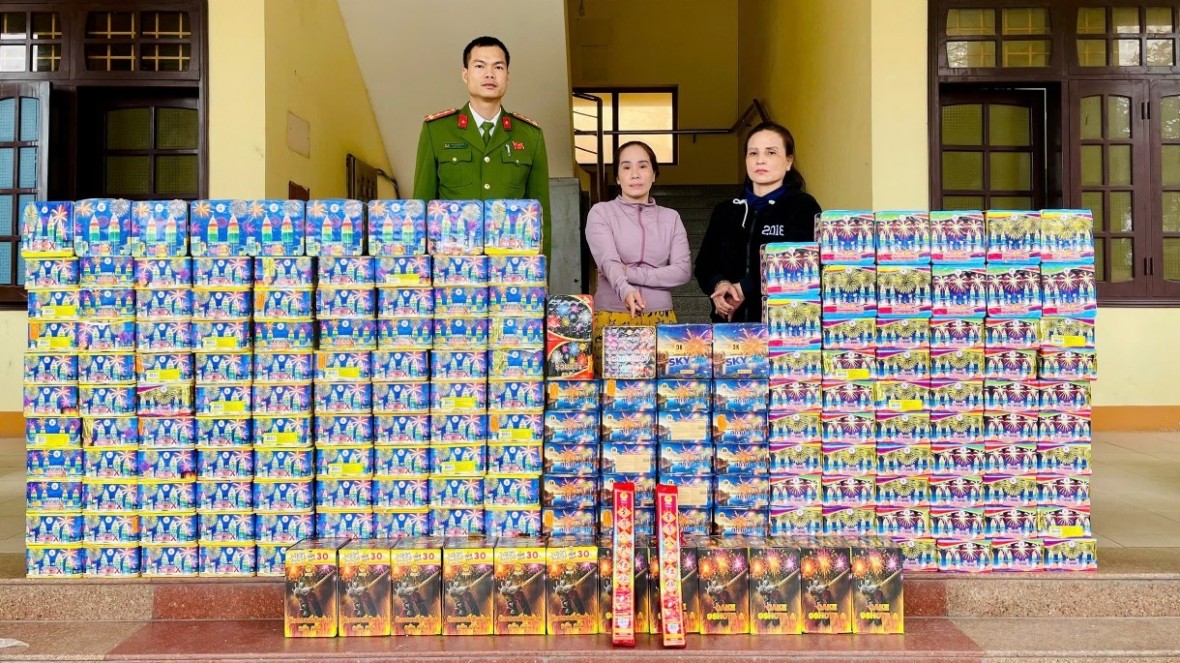 Hai đối tượng cùng số lượng lớn pháo nổ bị thu giữ - Ảnh Công an Quảng Trị.