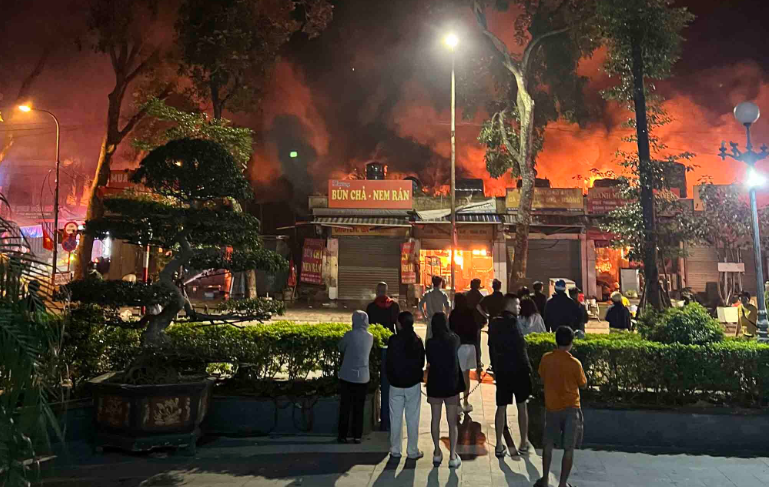 Cháy loạt ki-ốt chợ Xanh phường Phương Liệt, Hà Nội