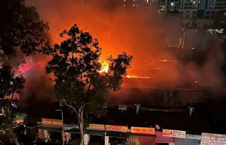 Ngọn lửa bao trùm chợ Xanh phường Phương Liệt, Hà Nội. 