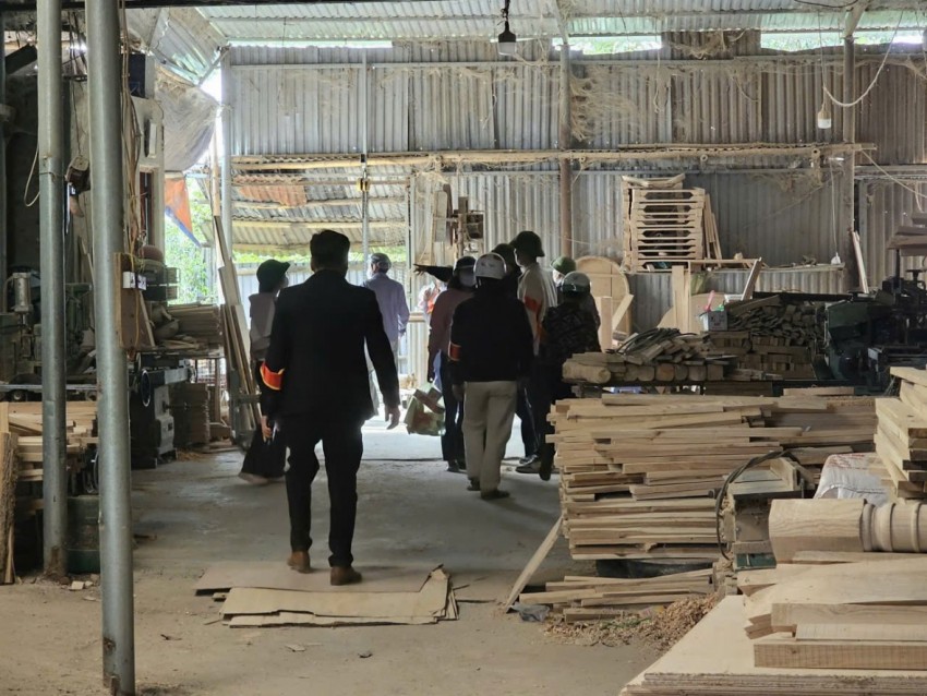 Đoàn công tác của UBND xã Tây Phương đến từng hộ gia đình vận động di chuyển đồ đạc, bàn giao mặt bằng.