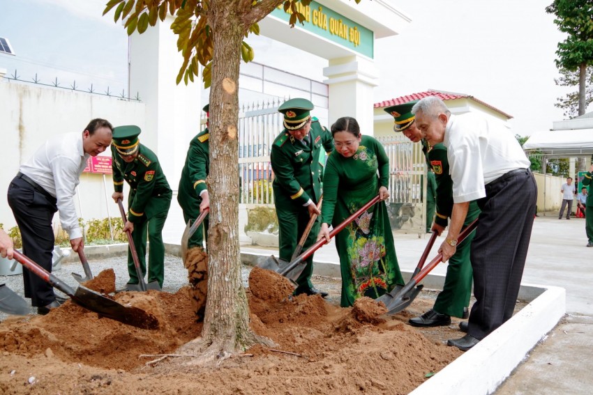 Khánh thành Tượng đài “Bác Hồ với chiến sĩ Biên phòng” tại Cần Thơ