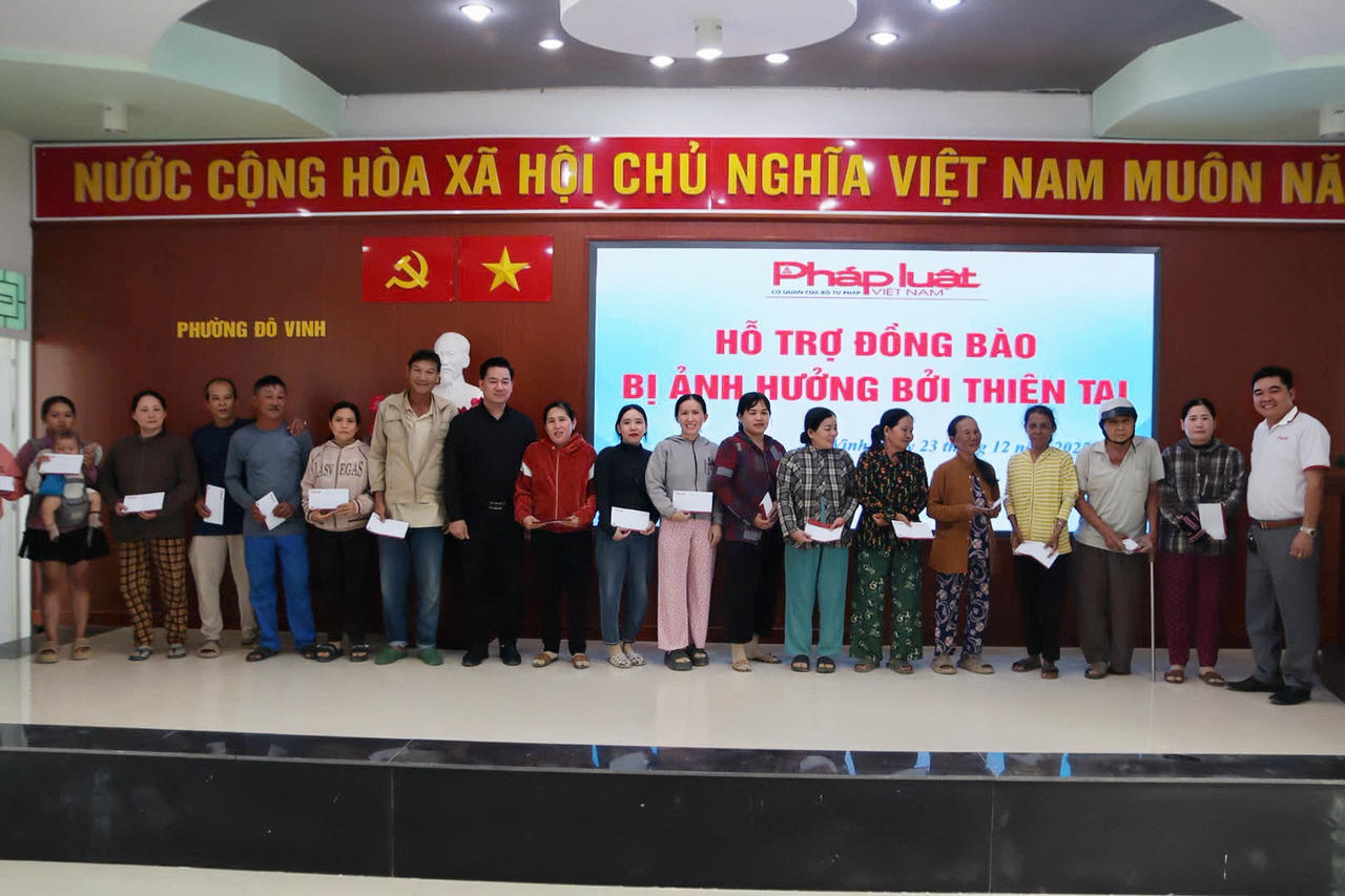 B&aacute;o Ph&aacute;p luật Việt Nam trao 350 triệu đồng hỗ trợ người d&acirc;n v&ugrave;ng lũ Kh&aacute;nh H&ograve;a