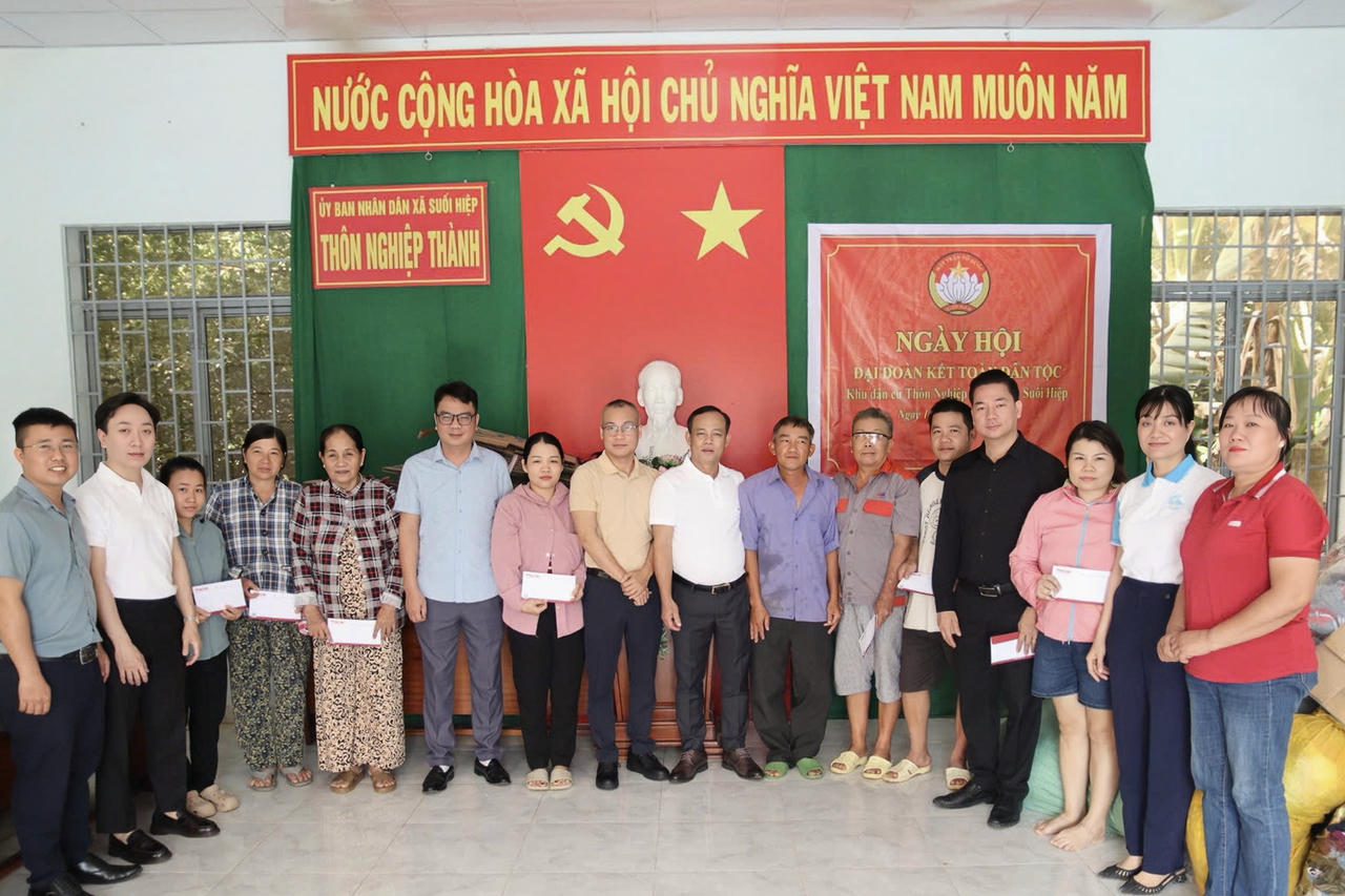 B&aacute;o PLVN trao qu&agrave; cho người d&acirc;n x&atilde; Suối Hiệp&amp;amp;nbsp;bị thiệt hại nặng do mưa lũ.