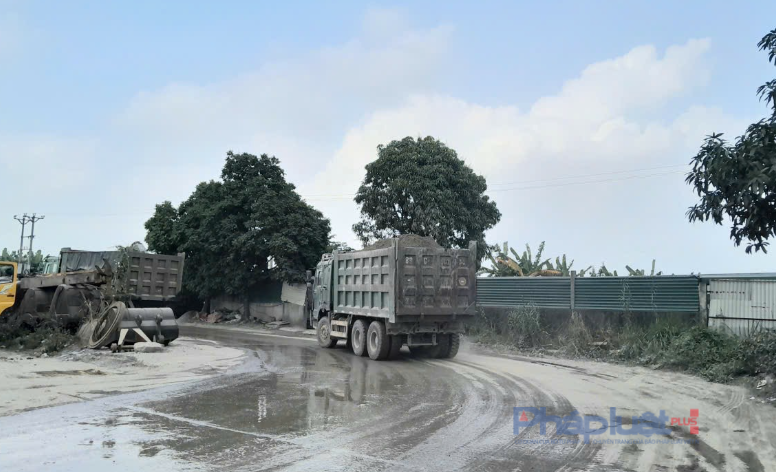 Bát Tràng, Hà Nội: Bến bãi, trạm trộn bê tông xả khói bụi bức tử người dân thành phố Bát Tràng, Hà Nội: Bến bãi, trạm trộn bê tông xả khói bụi bức tử người dân thành phố