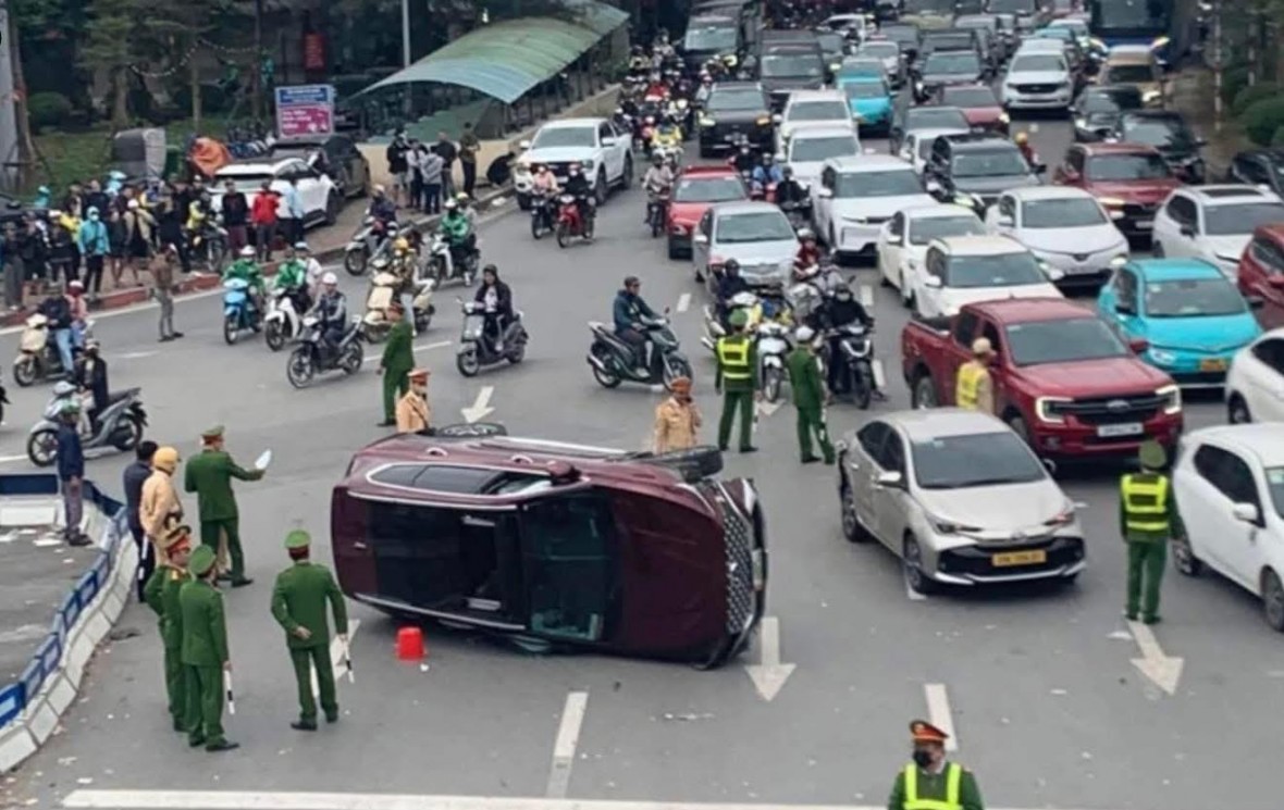 Tạm giữ hình sự tài xế vụ lật xe ô tô ở Ngã tư Sở