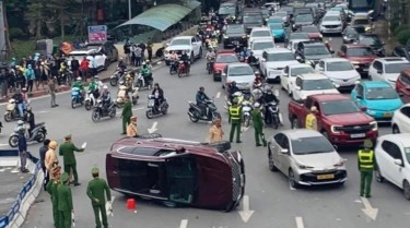 Tạm giữ hình sự tài xế vụ lật xe ô tô ở Ngã tư Sở