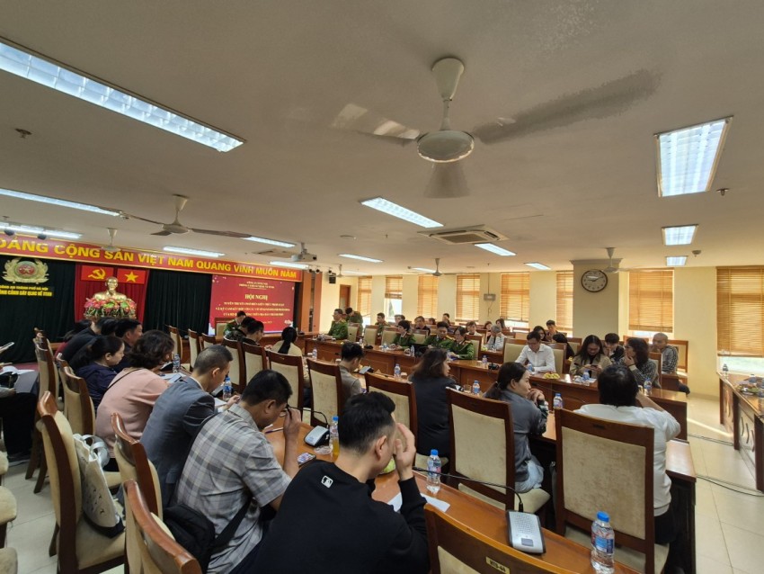 Đại diện các hộ kinh doanh pháo hoa tham dự và ký cam kết tại hội nghị.