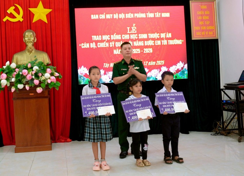 BĐBP Tây Ninh: Trao học bổng trong Dự án “Nâng bước em tới trường”