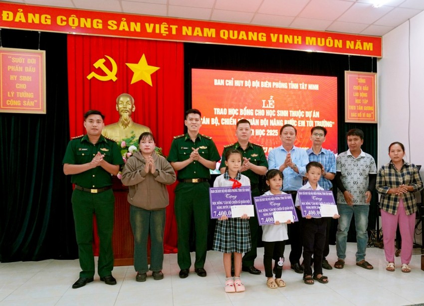 BĐBP Tây Ninh: Trao học bổng trong Dự án “Nâng bước em tới trường”