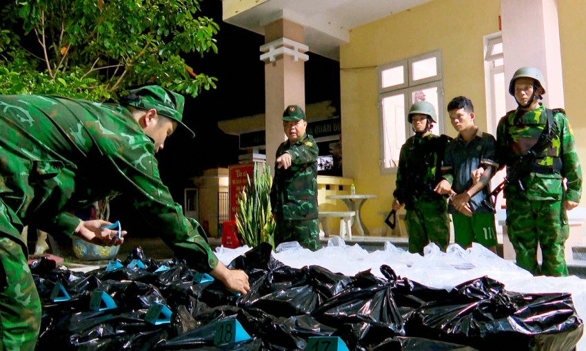 BĐBP Tây Ninh bắt đối tượng vận chuyển 15.000 gói thuốc lá ngoại nhập lậu